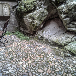 Valounková dlažba na hrádku pod věží zámku Český Krumlov