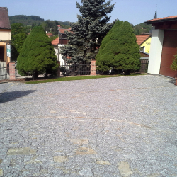 Dlažba ze žulových odseků