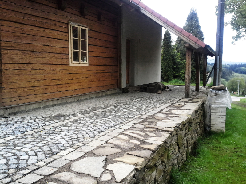Kamenná dlažba