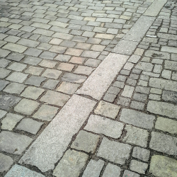 Kamenná dlažba s linkou