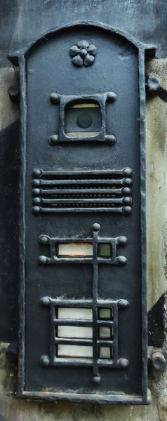 Štít na domovní telefon