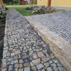 Kamenná dlažba