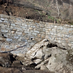 Výstavba nových opěrných zdí Horská zahrada, svah nad Rybářskou ulicí