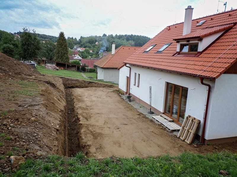 Kamenná zeď v zahradě se schodištěm