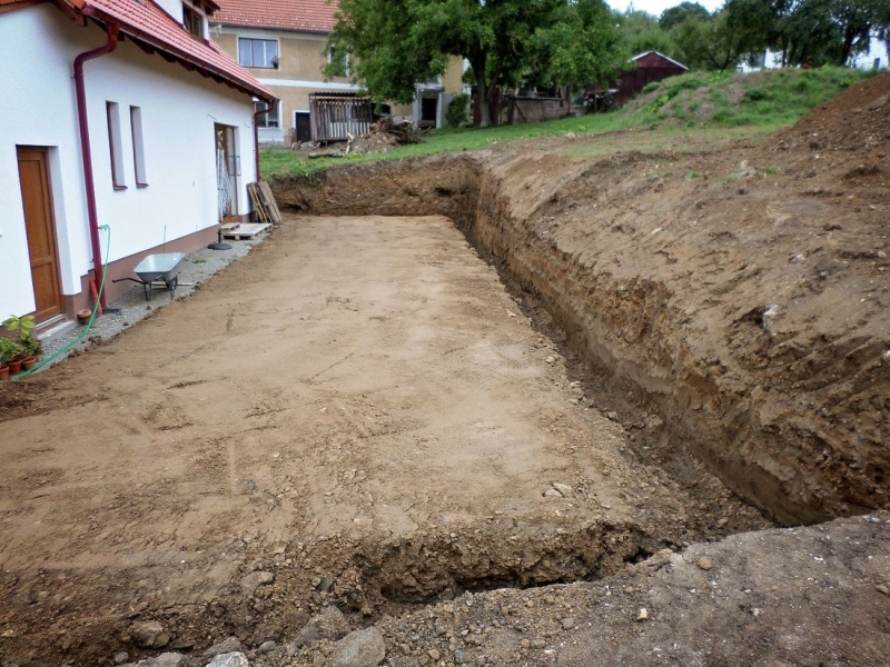 Kamenná zeď v zahradě se schodištěm