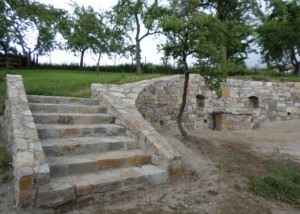 Kamenné schodiště ze zdí
